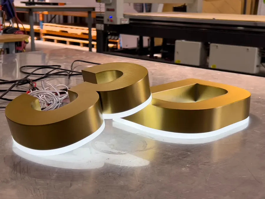 Opplyste metallbokstaver med halo-effekt