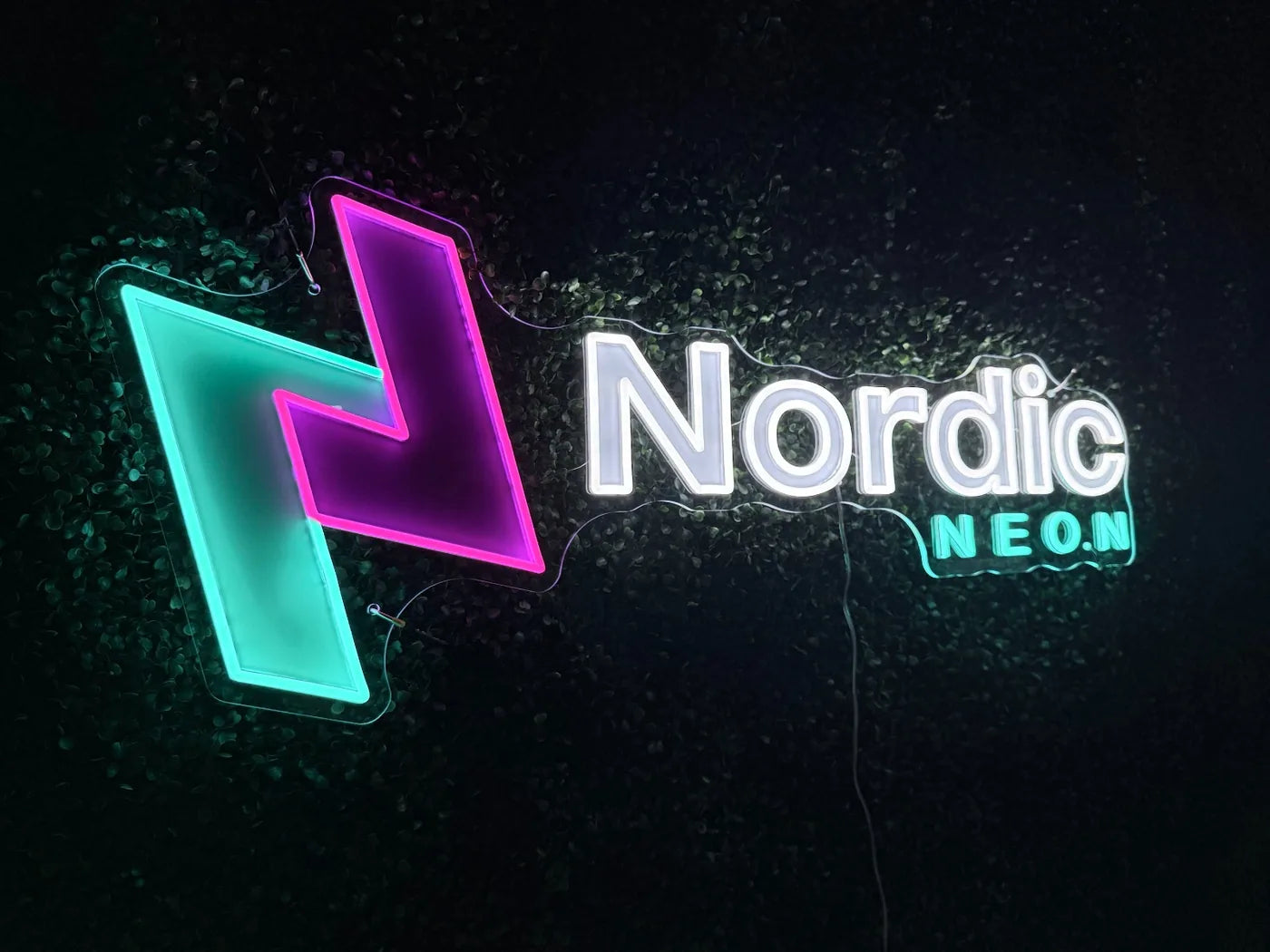 Opplyst Nordic Neon-logo med LED-neon og UV-trykk på mørkegrønn bakgrunn