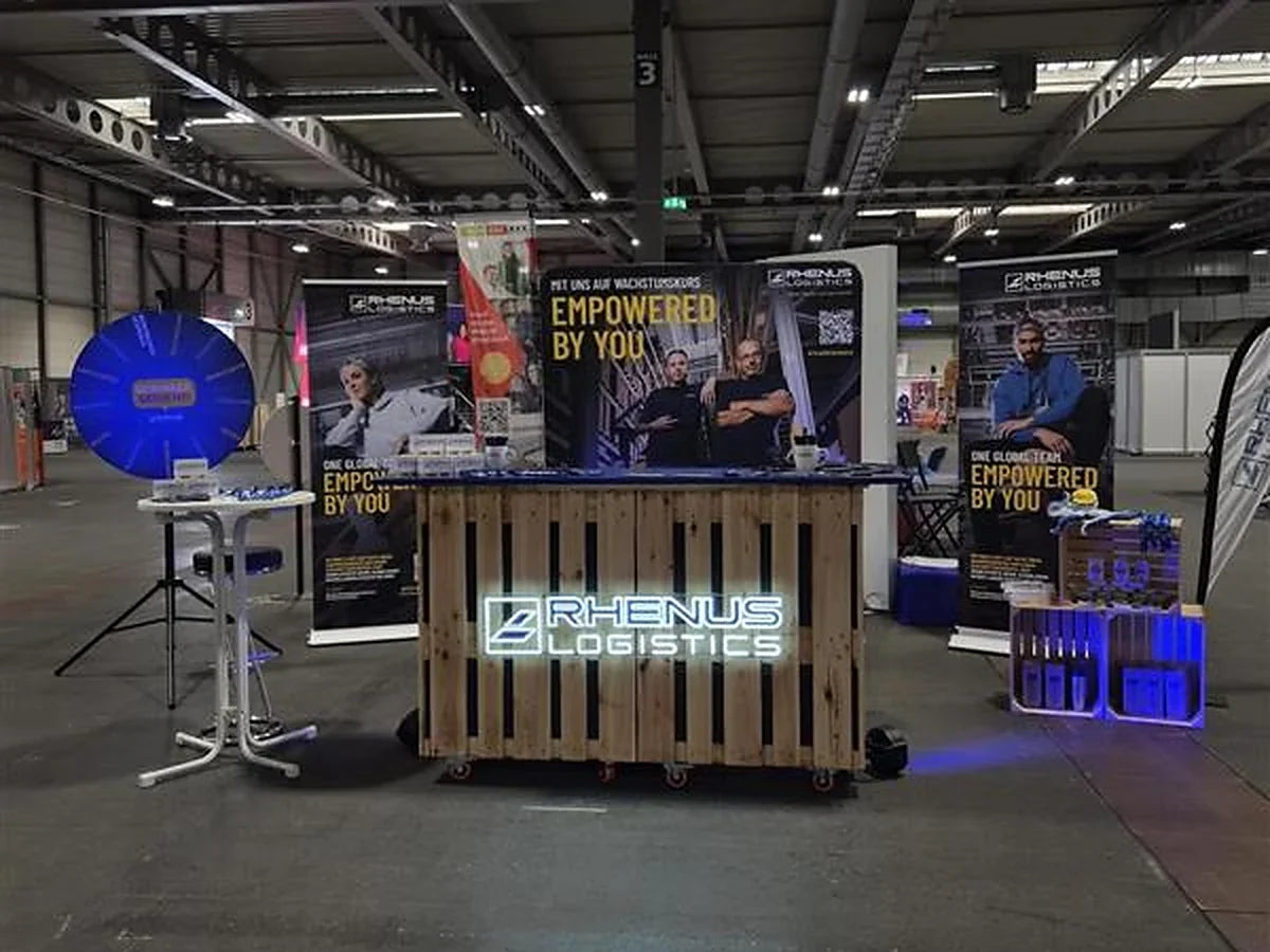 Rhenus Logistics Leuchtlogo als LED Neonschild an der Theke eines Messestands