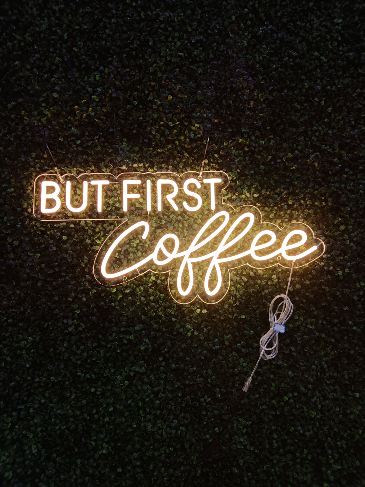 Neonskiltet ditt – But First Coffee
