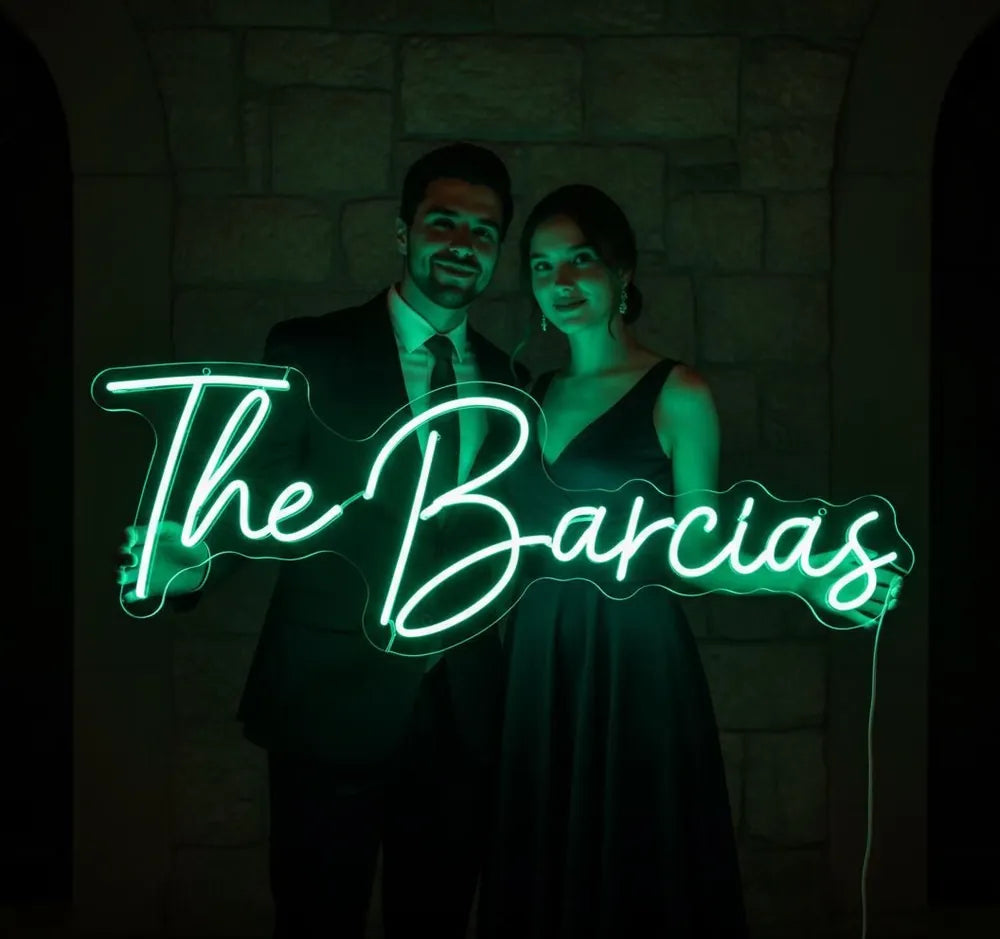 Neonskilt The Barcias — familienavnet i lysende skrift