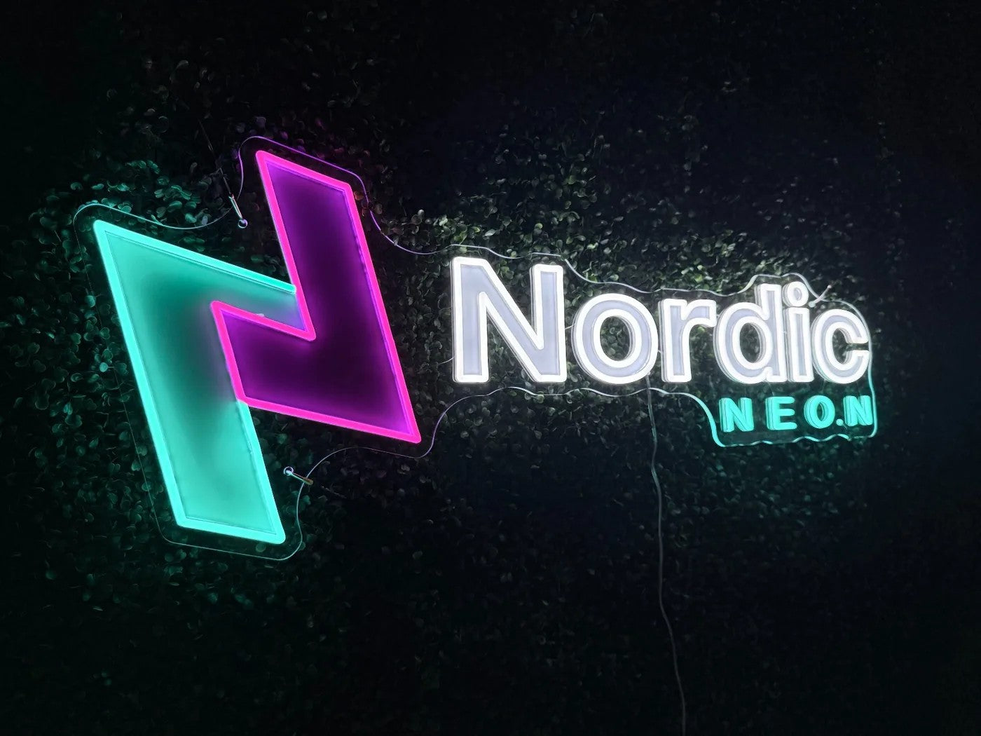 Nordic Neon logoskilt på planteveggen