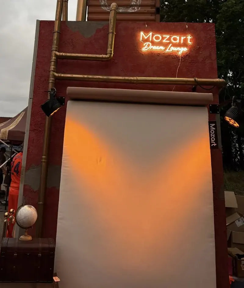 Lysreklame med tekstskilt for serveringsbransjen — Mozart